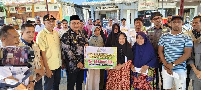 Baitul Mal Aceh Serahkan Bantuan Rp 129.000.000 kepada 45 Keluarga Korban Kebakaran di Simeulue