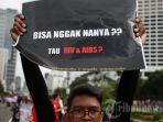 Sukarelawan-Yayasan-AIDS-Indonesia-membawa-poster-saat-melakukan-kampanye-bahaya-HIVAIDS.jpg