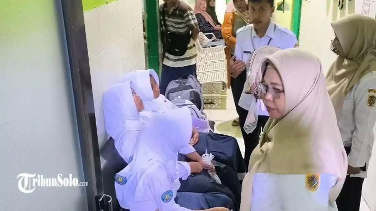 DUGAAN KERACUNAN - Sebanyak 225 siswa dan belasan guru dilaporkan mengalami gejala usai menyantap menu MBG, konsumsi MBG di Kecamatan Tulung, Kabupaten Klaten, Rabu (29/4/2026). Sebanyak 225 siswa dan belasan guru dilaporkan mengalami gejala usai menyantap menu MBG, Kini operasional 5 SPPG disetop sementara.