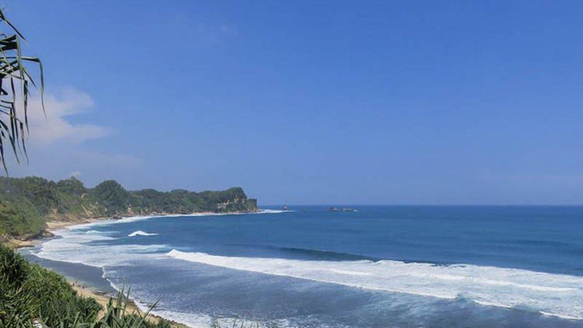 Pantai Nampu memiliki pasir putih nan eksotis, berpadu dengan birunya air laut.