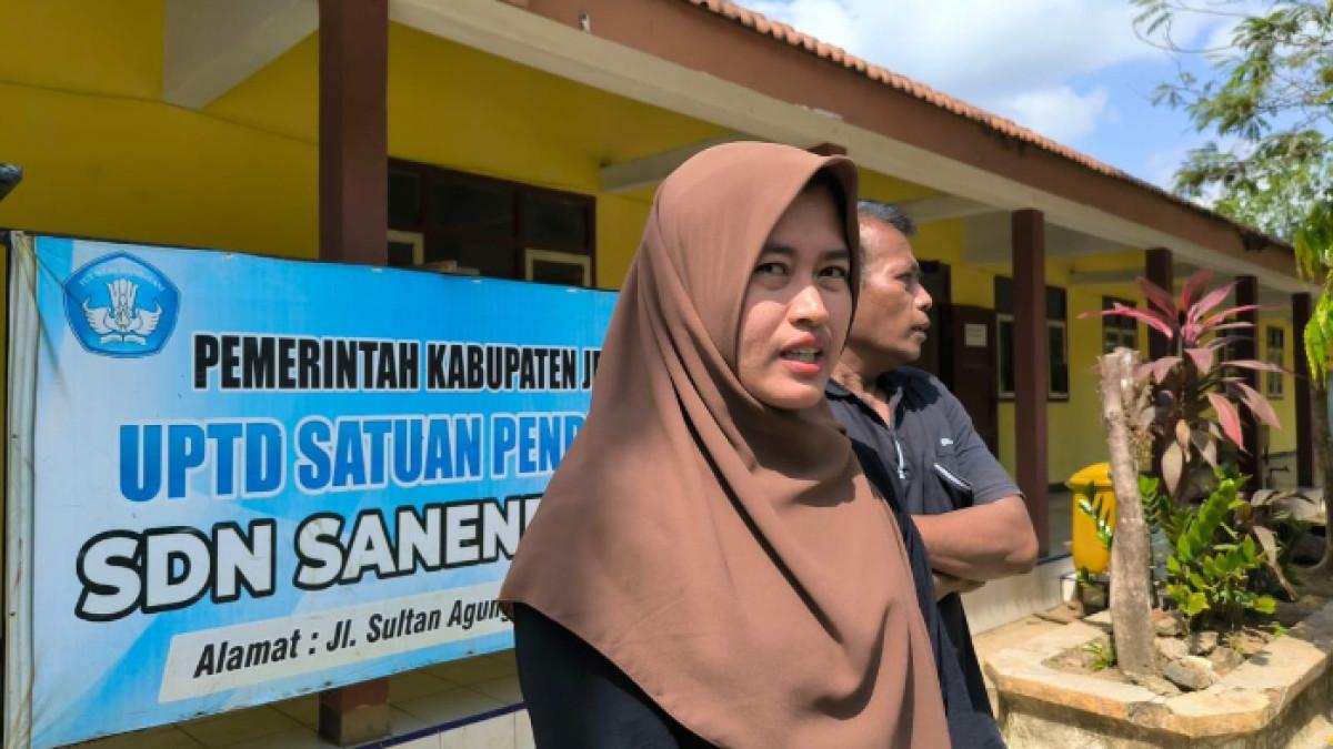 DUGAAN KEKERASAN - Intan Wahyu, orang tua siswa yang diduga menjadi korban pemukulan oleh kepala sekolah SDN Sanenrejo 02 Kabupaten Jember saat diwawancara, Sabtu (27/9/2025)