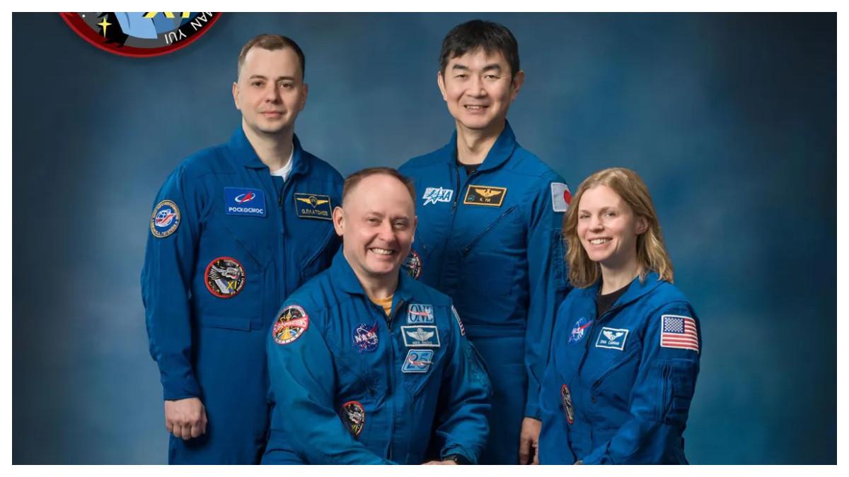 Dari kiri: Oleg Platonov, Mike Fincke, Kimiya Yui dan Zena Cardman dari Crew-11 pada 26 Februari 2025.
