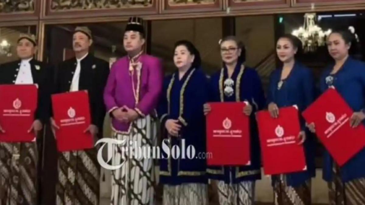 KEKANCINGAN - Sebanyak 5 kerabat dalem yang mendapat kekancingan setelah upacara naik tahta atau jumenengan digelar, Sabtu (16/11/2025) lalu.