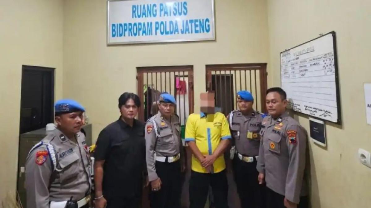 NASIB AKBP BASUKI - AKBP Basuki (kemeja kuning) adalah saksi kunci penemuan jenazah Dwinanda dosen Untag Semarang. Kini, ia ditahan selama 20 hari karena melanggar kode etik profesi Polri.