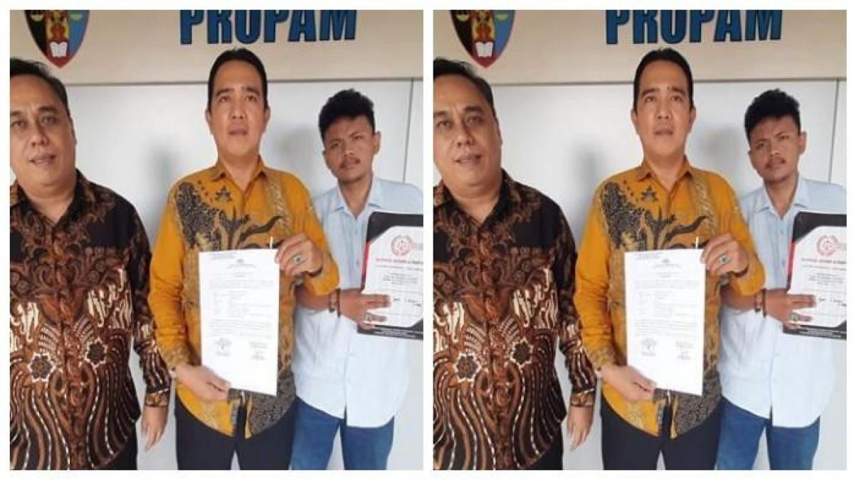 SOSOK POLISI VIRAL - Achmad Azhari SH dan Zaly Zainal SH mewakili DH melaporkan suaminya yang seorang anggota polisi di Ogan Ilir ke Polda Sumsel,Kamis (9/10/2025) sore. Laporan itu ditujukan karena suami DH membuat video syur dengan 5 pacarnya.