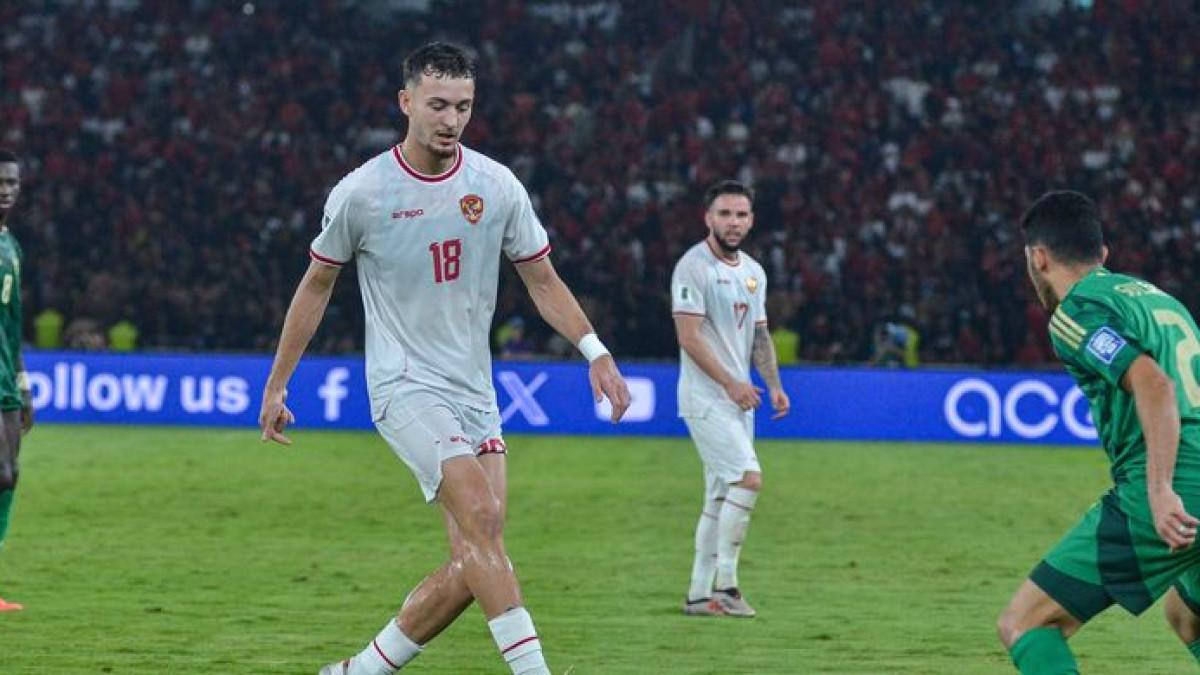 KABAR TIMNAS - Aksi gelandang Timnas Indonesia Ivar Jenner saat tampil menghadapi Timnas Arab Saudi dalam pertandingan Kualifikasi Piala Dunia 2026 Zona Asia antara Indonesia vs Arab Saudi pada Selasa (19/11/2024) di Stadion Gelora Bung Karno Jakarta.