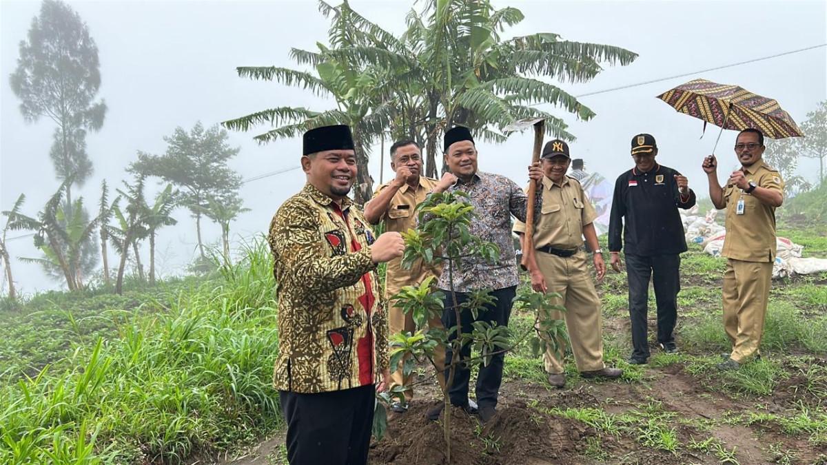 EVENT DPRD KLATEN - Aksi penanaman bibit pohon buah di kawasan Lereng Merapi, tepatnya di Dukuh Sapuangin, Desa Tegalmulyo, Kecamatan Kemalang, Klaten, Senin (27/10/2025) dalam rangka memperingati HUT ke-75 DPRD Klaten.