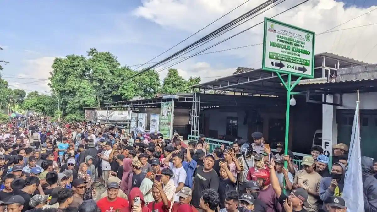 DEMO KIAI CABUL - Aksi unjuk rasa Aliansi Santri Pati untuk Demokrasi (Aspirasi) di depan kediaman dan pondok putri milik Ashari, sosok pengasuh pondok pesantren yang terjerat kasus pencabulan terhadap sejumlah santriwati, Sabtu siang (2/5/2026)