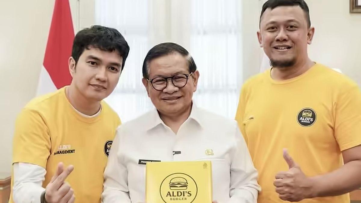 BURGER VIRAL - Aktor sekaligus penyanyi Aldi Taher mendatangi Balai Kota DKI Jakarta untuk mempromosikan usaha burger miliknya kepada Gubernur DKI Jakarta Pramono Anung pada Selasa (7/4/2026).