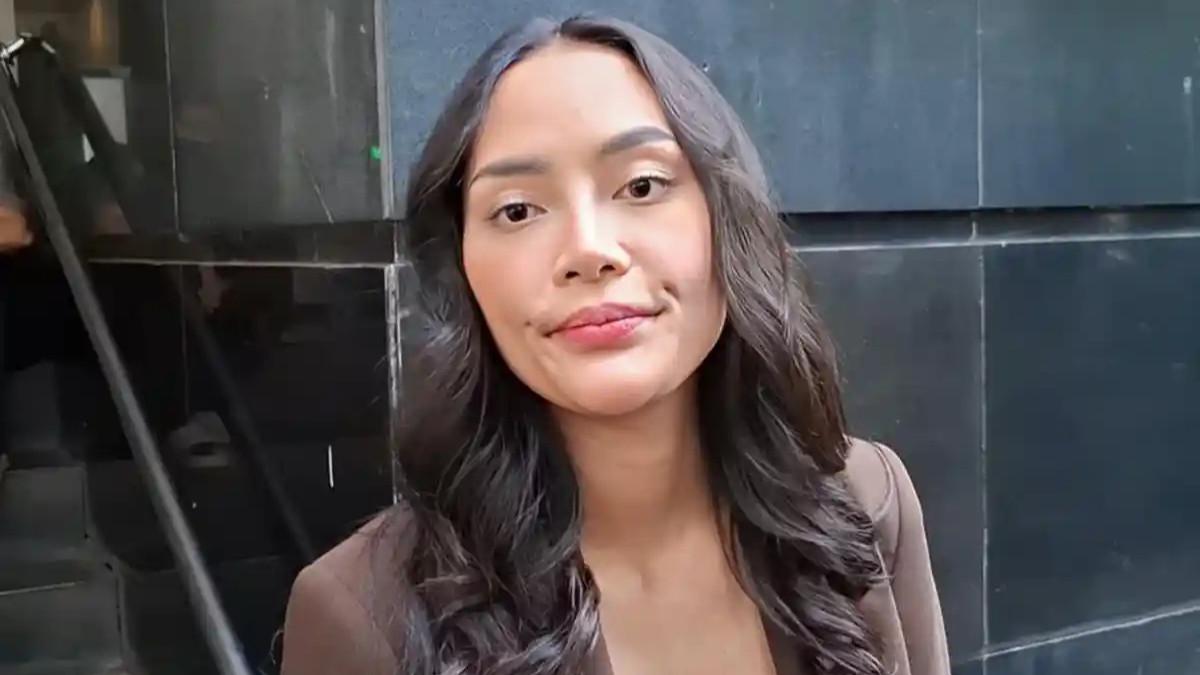 UPAYA DAMAI - Aktris Erika Carlina mendatangi Direktorat Reserse Kriminal Umum Polda Metro Jaya, Jumat (31/10/2025). Kedatangan Erika Carlina ke Polda Metro Jaya untuk memenuhi panggilan pemeriksaan penyidik. Ia datang terkait upaya restorative justice dari DJ Panda, mantan kekasihnya.