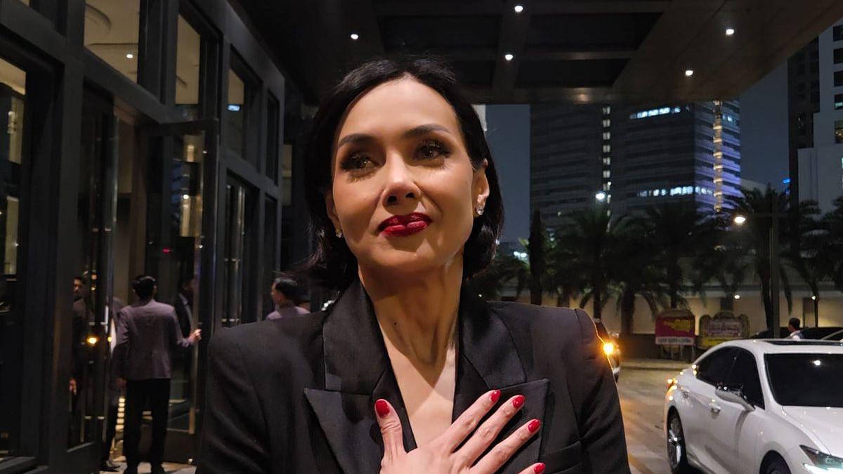 PERNIKAHAN ARTIS - Aktris Sara Wijayanto usai menghadiri resepsi pernikahan Amanda Manopo dan Kenny Austin, Jumat (10/10/2025).