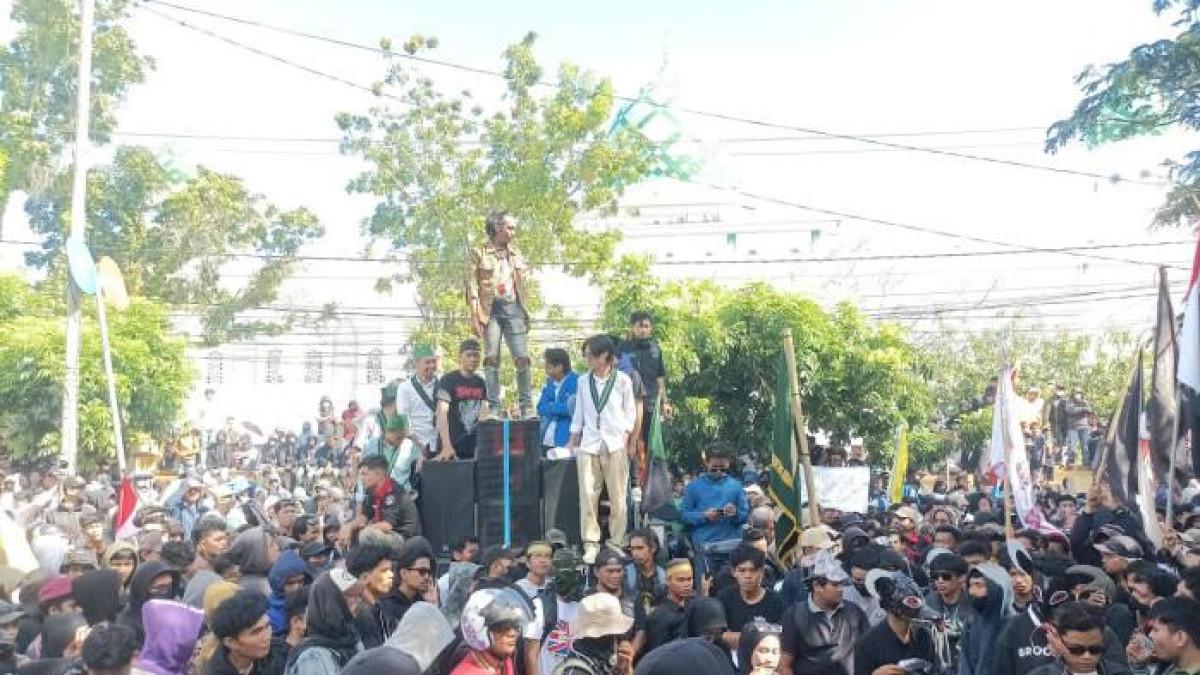 DEMO BONE - Aliansi Rakyat Bone saat aksi demonstrasi di Bone, Selasa (19/8/2025). Masyarakat kecewa atas kebijakan kenaikan pajak.