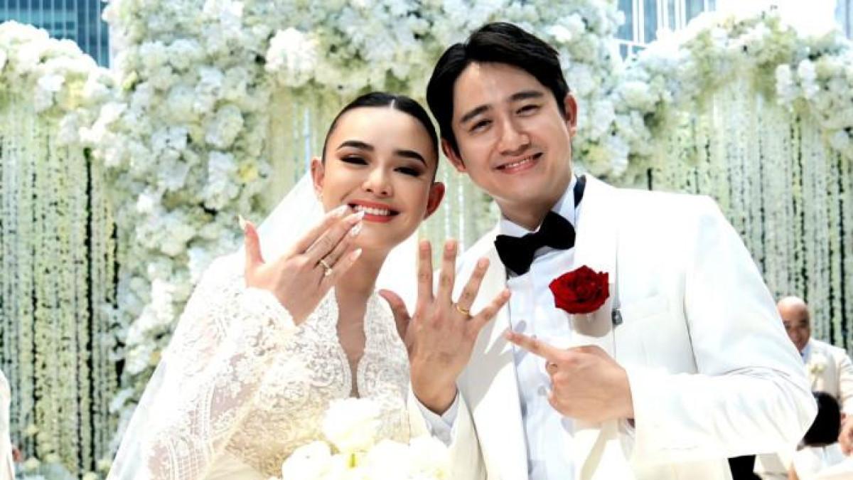 MENIKAH - Amanda Manopo dan Kenny Austin Menikah. Mereka menggelar acara pemberkatan pernikahan dengan intimate, yang hanya dihadiri keluarga hingga kerabat dekat saja dilaksanakan di The Hampton Garden.