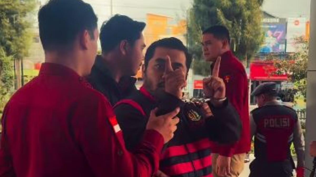 KASUS VIRAL - Amsal Sitepu saat digiring petugas.