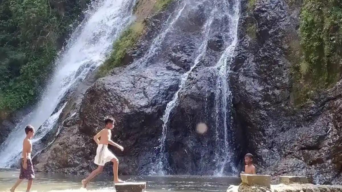 WISATA KARANGANYAR - Anak-anak bermain di sekitar Air Terjun Sewawar, Desa Trengguli, Kecamatan Jenawi, Kabupaten Karanganyar, Sabtu (8/1/2022). Air Terjun Sewawar Sedinding merupakan salah satu rekomendasi wisata di Karanganyar.