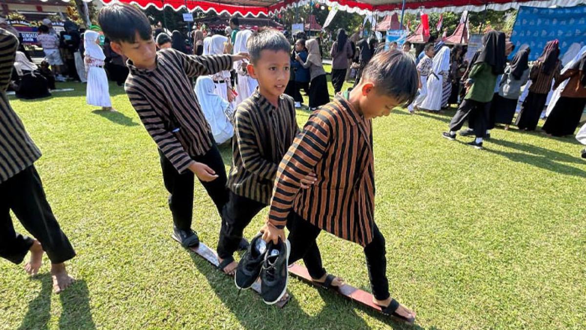 HARI ANAK NASIONAL - Keseruan anak-anak bermain permainan tradisional dalam rangka memperingati Hari Anak Nasional (HAN) ke-41 dengan menggelar permainan tradisional di Pendopo Kabupaten, Kamis (31/7/2025).