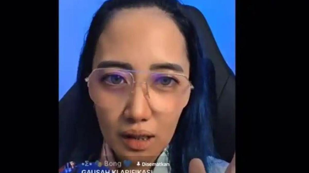 MINTA MAAF- Andi Devi, seorang wanita berambut biru yang hadir di pemakaman aktor Gary Iskak menyampaikan permintaan maaf atas sikapnya di pemakaman almarhum