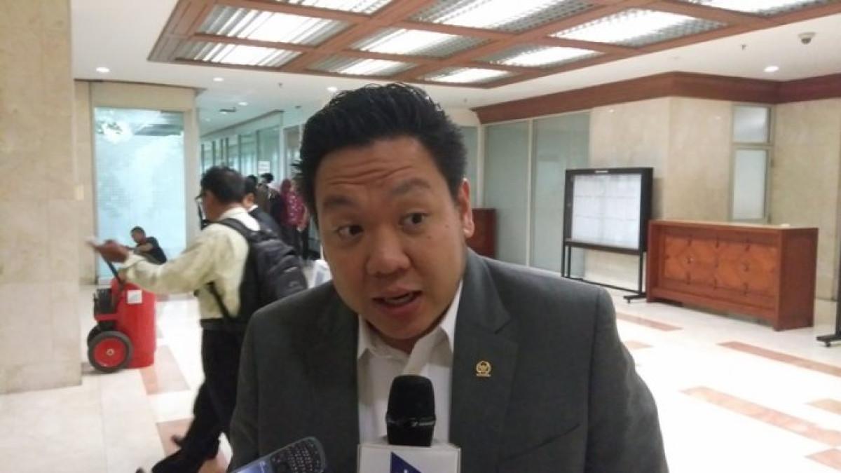 PELESETAN MBG - Anggota DPR Charles Honoris di Gedung DPR, Jakarta, Selasa (13/12/2016). Sosok Anggota DPR Charles Honoris ungkap MBG jadi bahan lelucon publik, ada yang pelesetkan jadi Makan Beracun Gratis dan Makan Belatung Gratis.