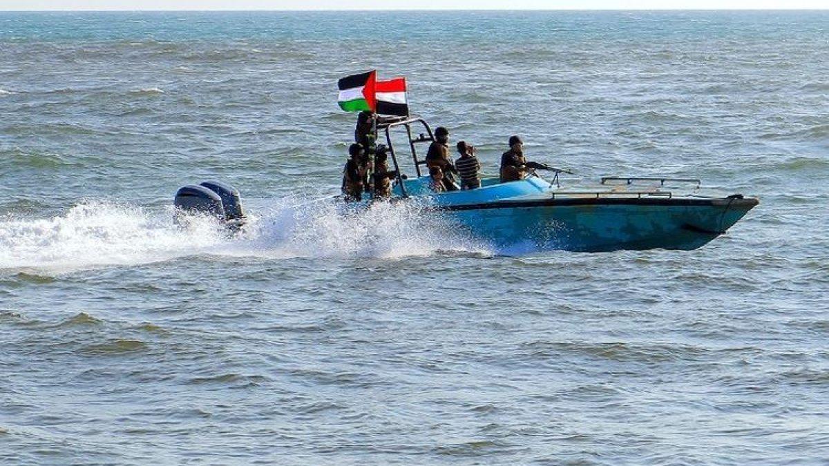 Anggota Pasukan Penjaga Pantai Yaman yang berafiliasi dengan kelompok Houthi berpatroli di laut ketika para demonstran berbaris melalui kota pelabuhan Laut Merah, Hodeida, sebagai bentuk solidaritas terhadap warga Gaza pada 4 Januari 2024, di tengah-tengah pertempuran yang sedang berlangsung antara Israel dan kelompok militan Hamas di Gaza. Serangan udara berat menggempur kota-kota yang dikuasai kelompok itu di Yaman pada 12 Januari 2024, menurut media resmi Houthi dan koresponden AFP. Ibu kota Sanaa, Hodeida, dan Saada menjadi sasaran serangan, kata media resmi Houthi, yang menyalahkan agresi Amerika dengan partisipasi Inggris. (AFP)