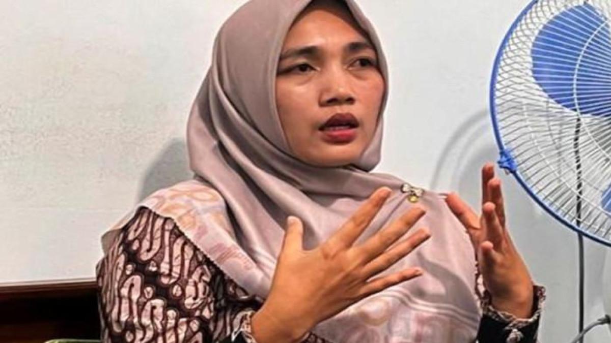 DITUDING PELAKOR - Klarifikasi disampaikan oleh Anik, seorang guru honorer di salah satu SD Kecamatan Leksono, Kabupaten Wonosobo, terkait tudingan pelakor dalam video viral TikTok. Ia menegaskan bahwa pertemuan dengan Suroto di kafe terjadi tanpa sengaja dan tidak melibatkan hubungan khusus.