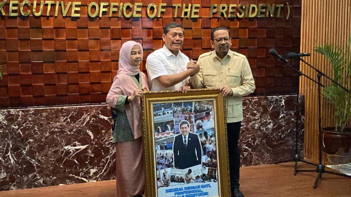 SERAH TERIMA JABATAN - Anto Mukti Putranto mendapatkan cenderamata berupa bingkai besar berisi kenangan saat menjabat sebagai Kepala Staf Kepresidenan. Ia resmi menyerahkan jabatan itu kepada Muhammad Qodari di Gedung Bina Graha, Kompleks Istana Kepresidenan, Jakarta Pusat, Kamis (18/9/2025).