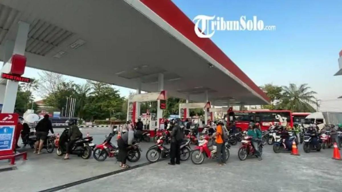 MENGULAR. Antrean di jalur Pertalite mengular di salah satu SPBU kota Solo di momen harga BBM Pertamax naik, Rabu (10/6/2026). Warga berharap pemerintah segera mengintervensi agar harga turun.