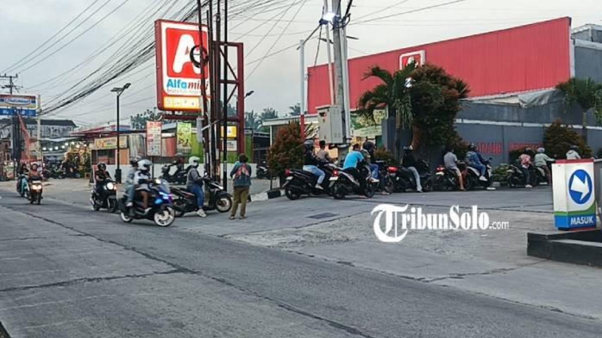 MENGULAR - Antrean kendaraan roda dua yang hendak mengisi BBM jenis Pertalite mengular panjang di SPBU Sudimoro, Kecamatan Teras, Rabu (10/6/2026).