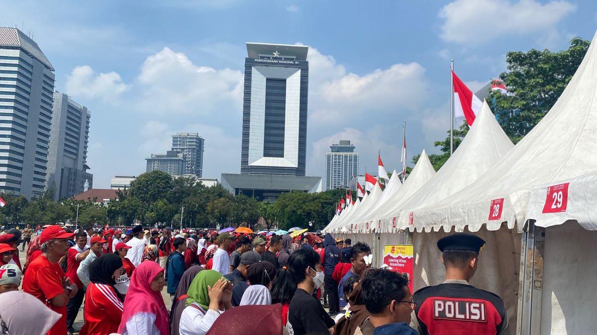 HUT RI - Antrean makanan UMKM gratis di Monas dalam perayaan HUT ke-80 Republik Indonesia, Minggu (17/8/225)