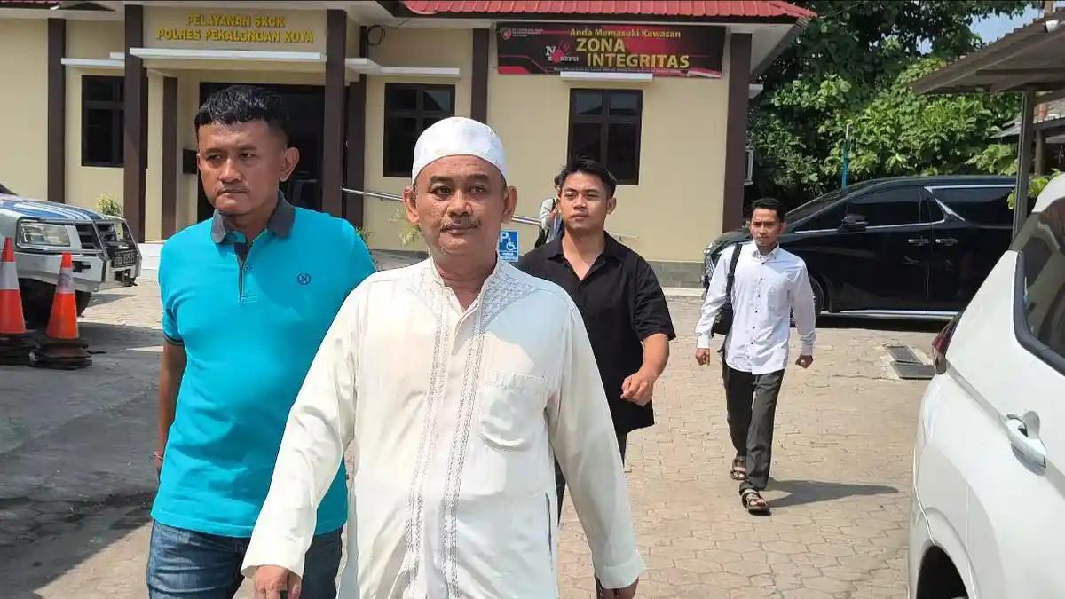 KIAI CABUL - Aparat Polres Pekalongan Kota mengamankan Abdul Khalim Fadlun (baju putih), pengasuh sekaligus pimpinan padepokan di Desa Simbang Kulon, Kecamatan Buaran, Rabu (27/5/2026), atas dugaan pelecehan seksual terhadap sejumlah santriwati.