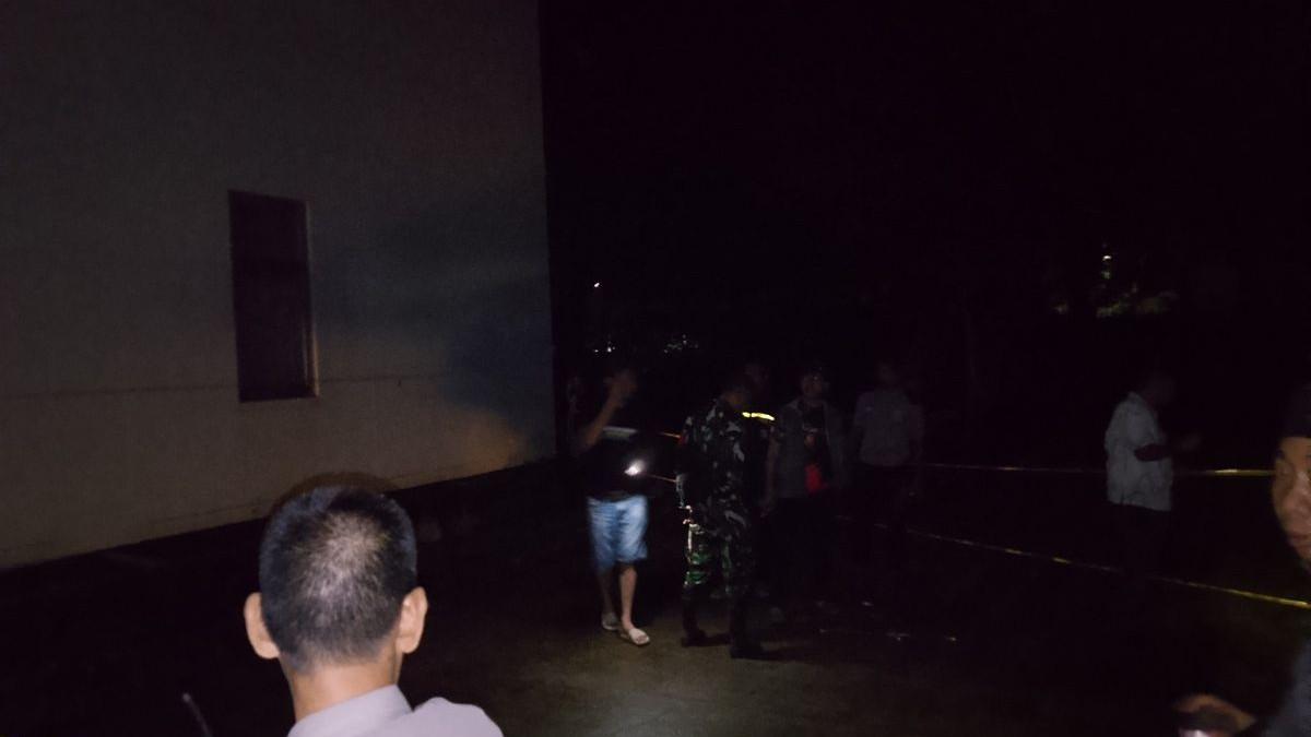 OLAH TKP - Aparat gabungan di Kabupaten Gowa, Sulawesi Selatan menggelar olah tempat kejadian perkara (TKP) terkait tewasnya seorang mahasiswi yang diduga lompat dari balkon lantai 4 kampusnya. Senin (18/5/2026).