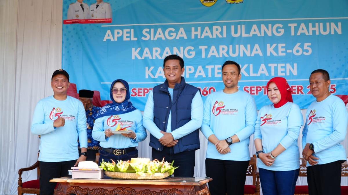 HUT KARANG TARUNA - Bupati Klaten Hamenang Wajar Ismoyo bersama Wabup Klaten Benny Indra Ardhianto saat dalam Apel Siaga dalam rangka peringatan HUT ke-65 Karang Taruna tingkat kabupaten yang digelar di Halaman Pendopo Pemkab Klaten, Jumat (17/10/2025).