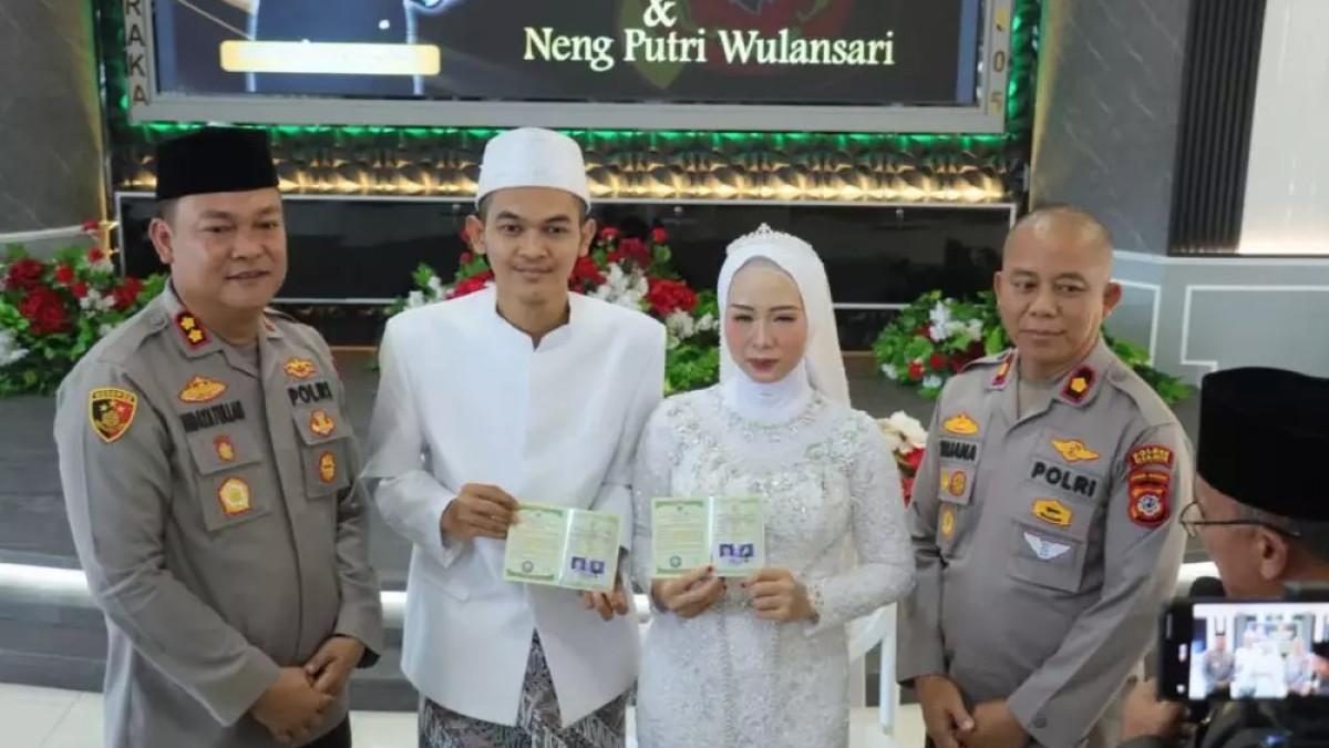 PASANGAN PEMBUANG BAYI - Arif dan Neng Putri pasangan non pasutri pembuang bayinya akhirnya dinikahkan di kantor polisi