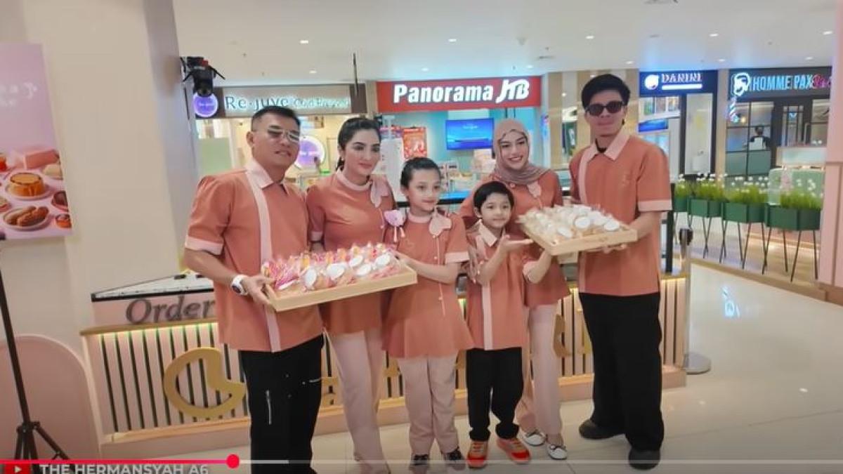 ASHANTY JUAL DONAT - Ashanty dan keluarga membuka kembali Lu'miere dan menjual donat, sebagai menu baru.
