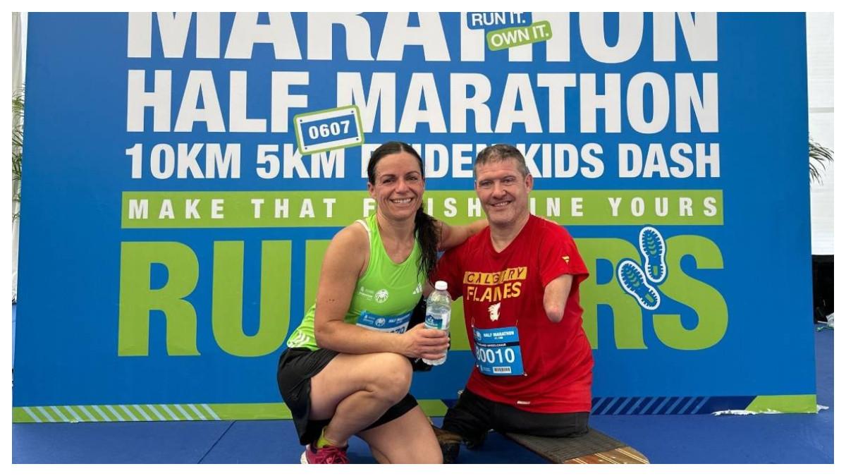 Chris Koch dan pacarnya Carlie berpartisipasi dalam setengah maraton bersama pada hari Sabtu (6 Desember).