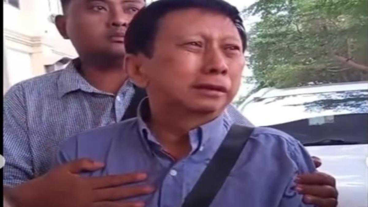 TANGIS AYAH KORBAN PERAMPOKAN - Ayah dari Nindia Novrin (38), korban perampokan dan pembunuhan di Jambi, yang tak kuasa menahan tangis di Polda Jambi. ia meminta pelaku dihukum setimpal