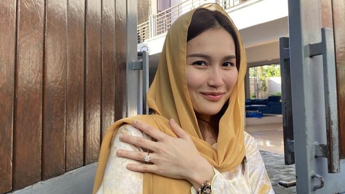 KABAR ARTIS - Ayu Ting Ting ungkap hubungannya dengan pria bernama Kevin Gusnadi.