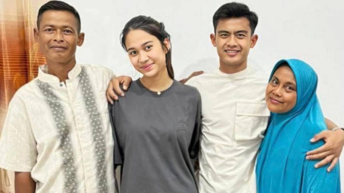 FAKTA PERCERAIAN - Azizah Salsha resmi bercerai dari Pratama Arhan pada 29 September 2025. Andre Rosiade ayah Azizah Salsha sebut putrinya bertemu langsung dengan keluarga Arhan untuk pamit secara baik-baik.