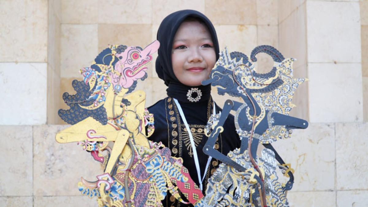 LOMBA DALANG ANAK - Peserta perempuan Azkia Qolhi (11), siswi MI Babad Desa Puluhan, Kecamatan Trucuk, yang tampil percaya diri.