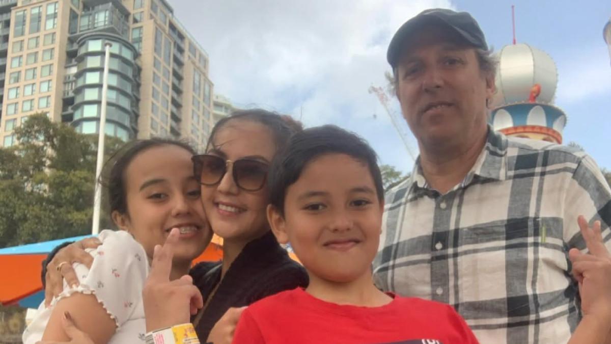 SOSOK BRAj SHAYNA - BRAj Shayna Lelyana Sriro adalah anak dari GKR Devi Lelyana Dewi. Ia diduga memiliki ayah seorang bule.