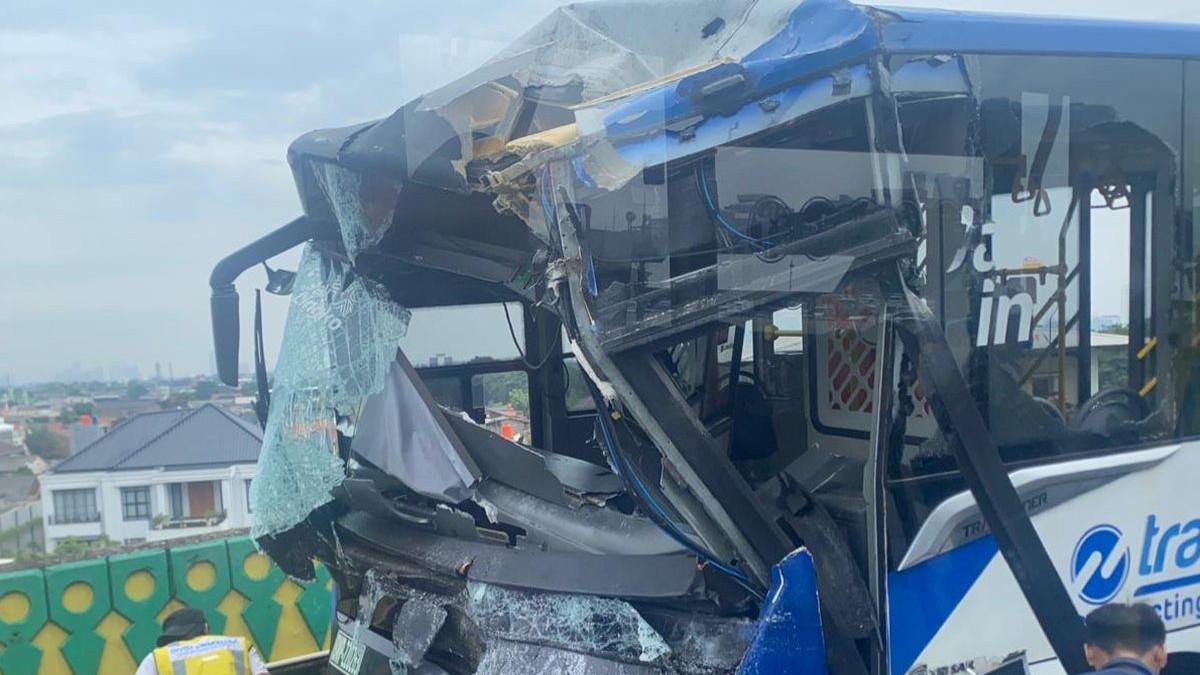 KECELAKAAN BUS - Bagian depan bus Transjakarta bertabrakan di Koridor 13 Cipulir, Jakarta Selatan, Senin (23/2/2026) pagi, hancur.