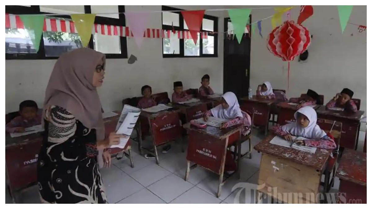 BELAJAR DI KELAS - Sejumlah siswa mengikuti pelajaran di Sekolah Dasar Pasirranji 04, Desa Cireundeu, Cikarang, Bekasi, Jawa Barat, Jumat (29/11/2024). Inilah 40 soal PAS Bahasa Indonesia kelas 3 SD/MI semester 1 Kurikulum Merdeka dan kunci jawaban Asesmen Sumatif Akhir Semester (ASAS)/SAS.