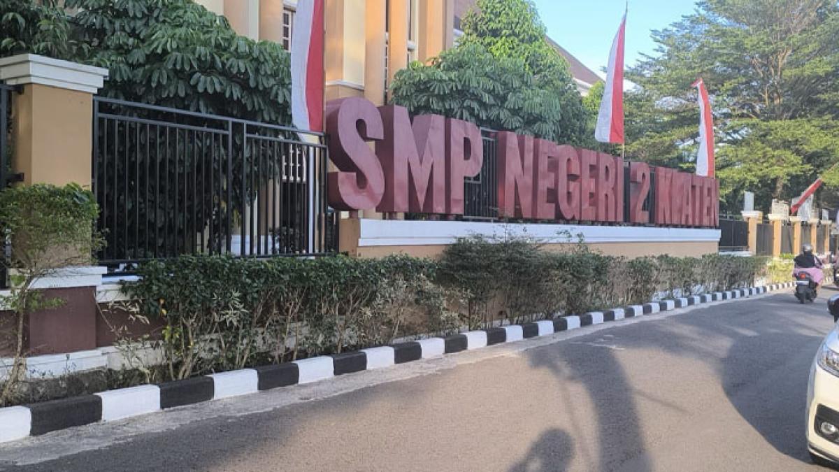 PENDIDIKAN DI KLATEN - Bupati Klaten Hamenang Wajar Ismoyo bersama Wabup Klaten Benny Indra Ardhianto bersama rombongan jalin komunikasi dengan pihak SMPN 2 Klaten, pada Selasa (26/8/2025).