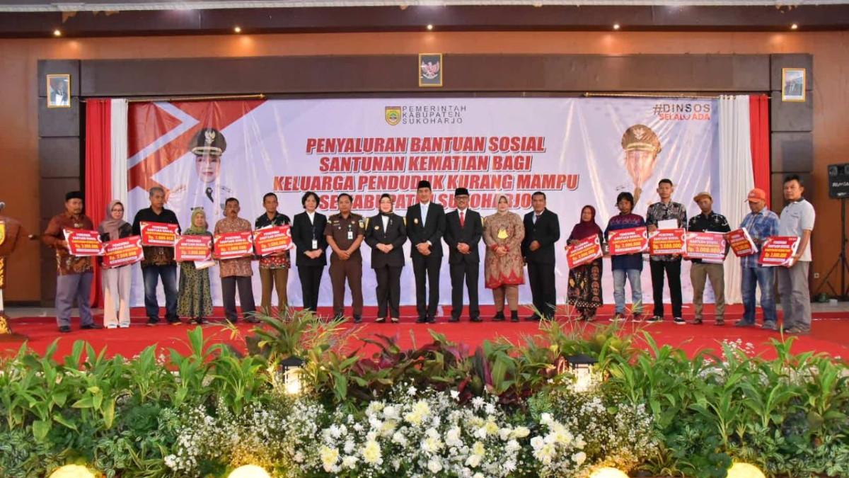 BANTUAN PEMKAB SUKOHARJO - Penyerahan bantuan dilakukan oleh Bupati Sukoharjo, Etik Suryani, di Gedung Graha PGRI Sukoharjo, Selasa (28/10/2025).
