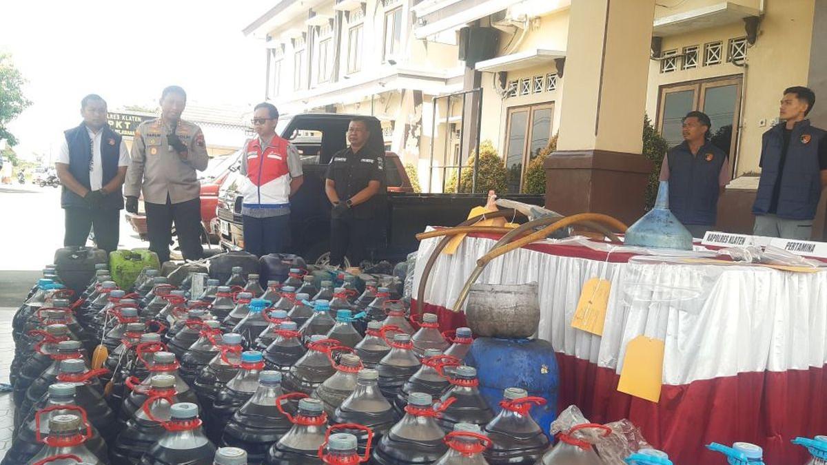 BERITA KLATEN - Barang bukti berupa galon bekas air mineral berisi solar bersubsidi dalam ungkap kasus dugaan penimbunan BBM ilegal dalam konferensi pers di Mapolres Klaten, Jawa Tengah, Rabu (6/5/2026).