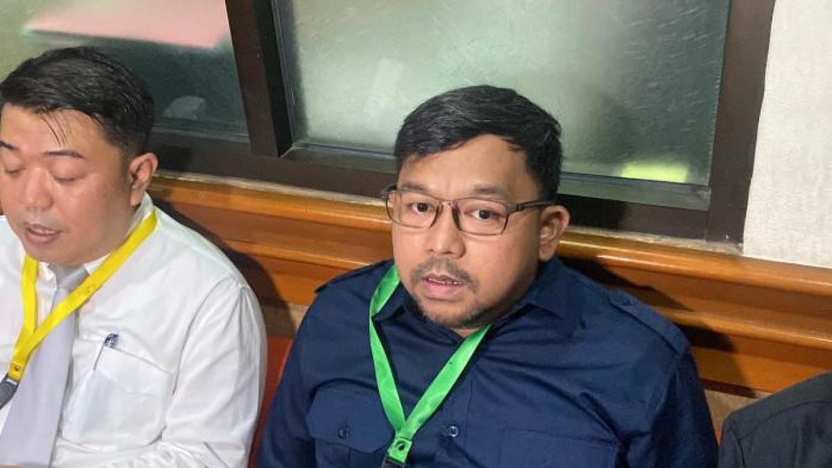 BEDU CERAI - Komedian Bedu ketika ditemui dalam sidang cerai perdananya dari Irma Kartika di Pengadilan Agama Jakarta Selatan, Selasa (30/9/2025).