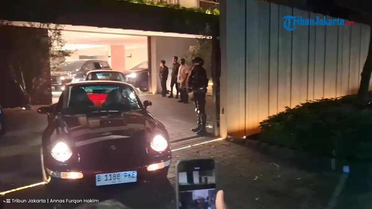 KENDARAAN SILMY - Belasan kendaraan diangkut setelah Komisi Pemberantasan Korupsi (KPK) rampung menggeledah rumah mantan Wamen Imigrasi dan Pemasyarakatan (Imipas) Silmy Karim di Jalan Brawijaya III, Kebayoran Baru, Jakarta Selatan, Jumat (5/6/2026).