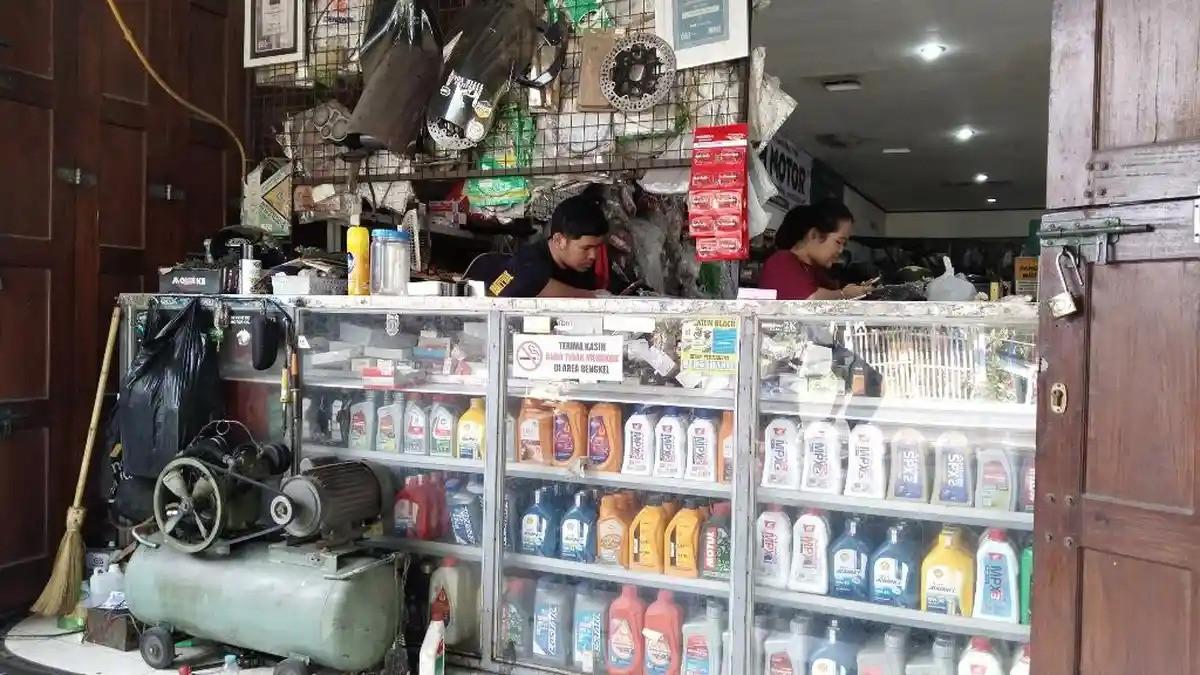 NAIK HARGA - Bengkel di Sleman mengeluhkan kenaikan harga oli yang membuat konsumen tak jadi beli, Selasa (9/6/2026).