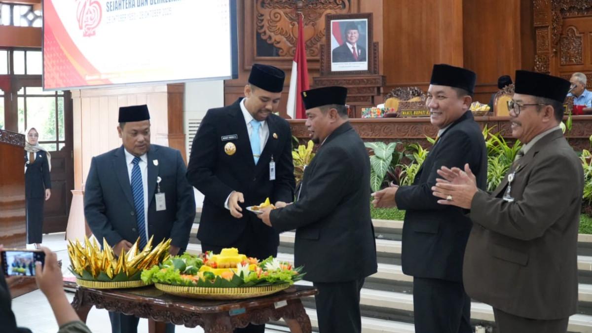 HUT DPRD KLATEN - Wakil Bupati Klaten, Benny Indra Ardhianto dan Ketua DPRD Klaten, Edy Sasongko memotong tumpeng pada momen HUT DPRD Kabupaten Klaten yang genap berusia 75 tahun, Selasa (28/10/2025).