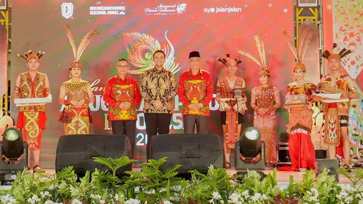 PRESTASI KABUPATEN KLATEN - Wakil Bupati Klaten Benny Indra Ardhianto secara simbolis menerima dua piala Anugerah Pesona Indonesia (API) Award 2025 di Kabupaten Bengkayang, Kalimantan Barat, Selasa (18/11/2025) malam, Kategori Cinderamata dan Juara 1 Kategori Olahraga dan Petualangan.