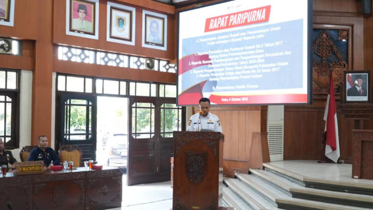 RAPAT DPRD KLATEN - Wakil Bupati Klaten Benny Indra Ardhianto sampaikan jawaban atas Pandangan Umum dari Fraksi-fraksi DPRD Kabupaten Klaten terhadap 4 usulan Rancangan Peraturan Daerah (Raperda) Kabupaten Klaten saat rapat Paripurna di Gedung Paripurna DPRD Kabupaten Klaten, Rabu (8/10/2025).
